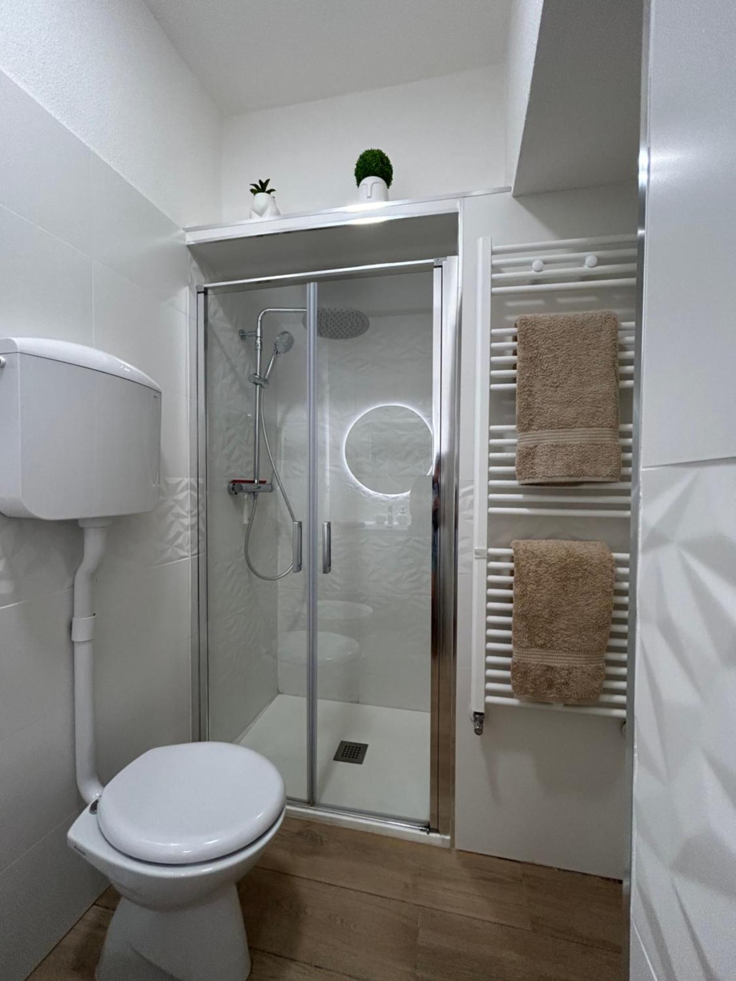 V&C Home Rental Specialist Appartamenti Fronte Lago Maggiore Germignaga Экстерьер фото